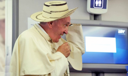 Papa no avião: não identificar o Islã com a violência
